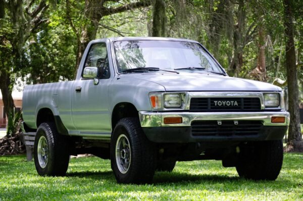 1991 Toyota Pickup Deluxe 4x4 - Image 2