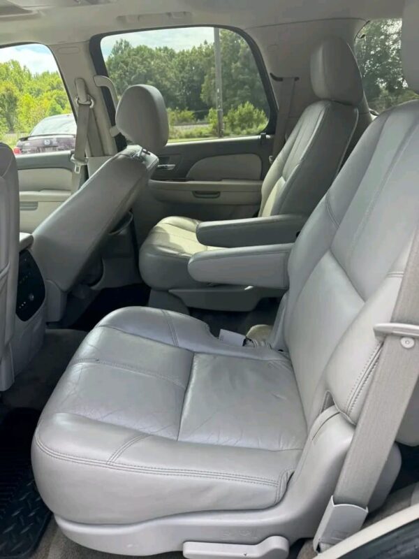 Clean title 2011 Chevy Tahoe LTZ 4WD 5.3L - Image 9