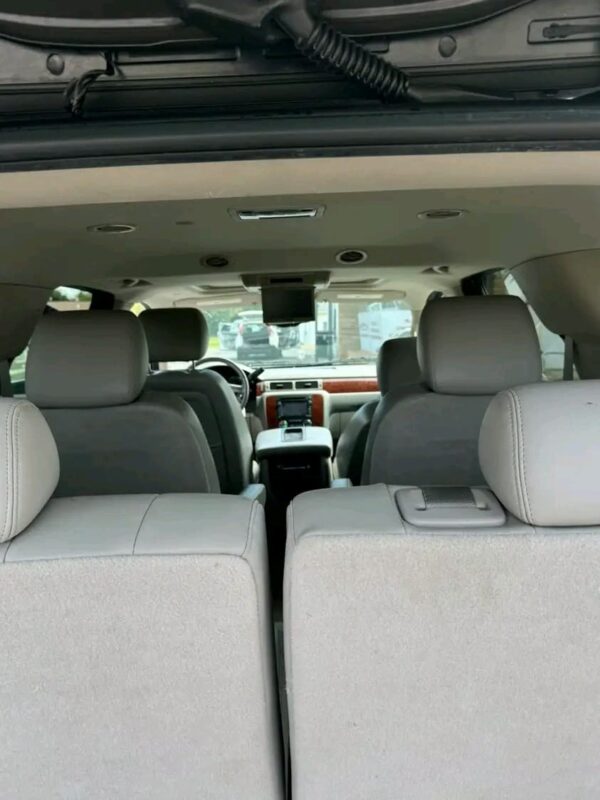 Clean title 2011 Chevy Tahoe LTZ 4WD 5.3L - Image 6