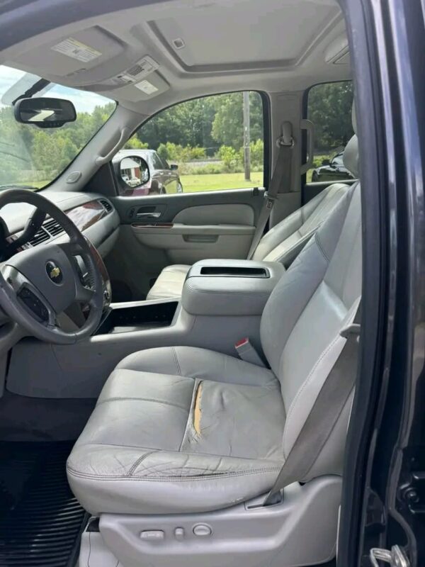 Clean title 2011 Chevy Tahoe LTZ 4WD 5.3L - Image 5