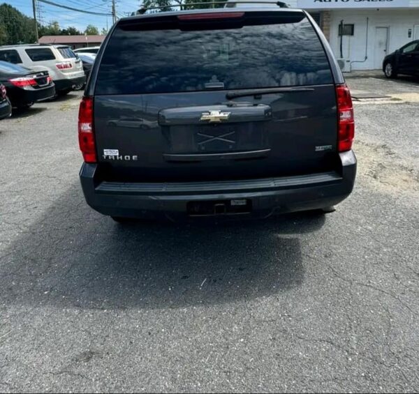 Clean title 2011 Chevy Tahoe LTZ 4WD 5.3L - Image 4