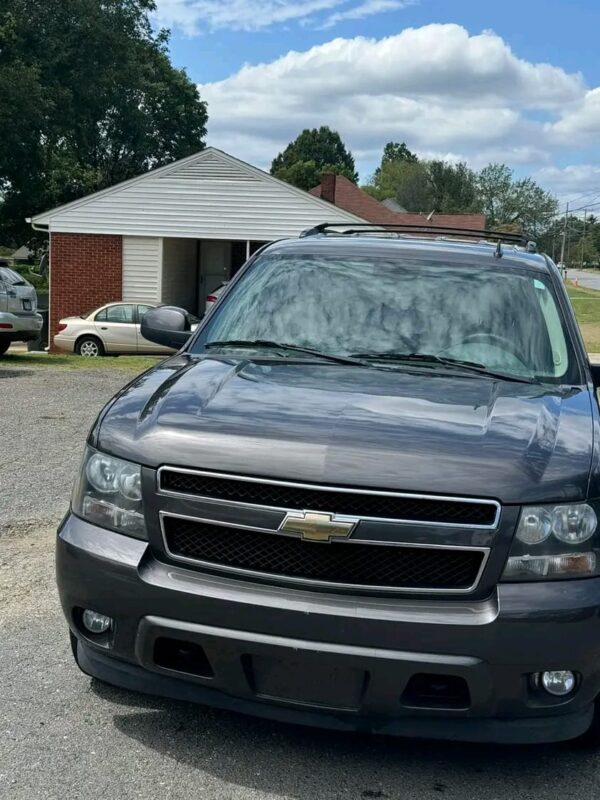 Clean title 2011 Chevy Tahoe LTZ 4WD 5.3L - Image 3