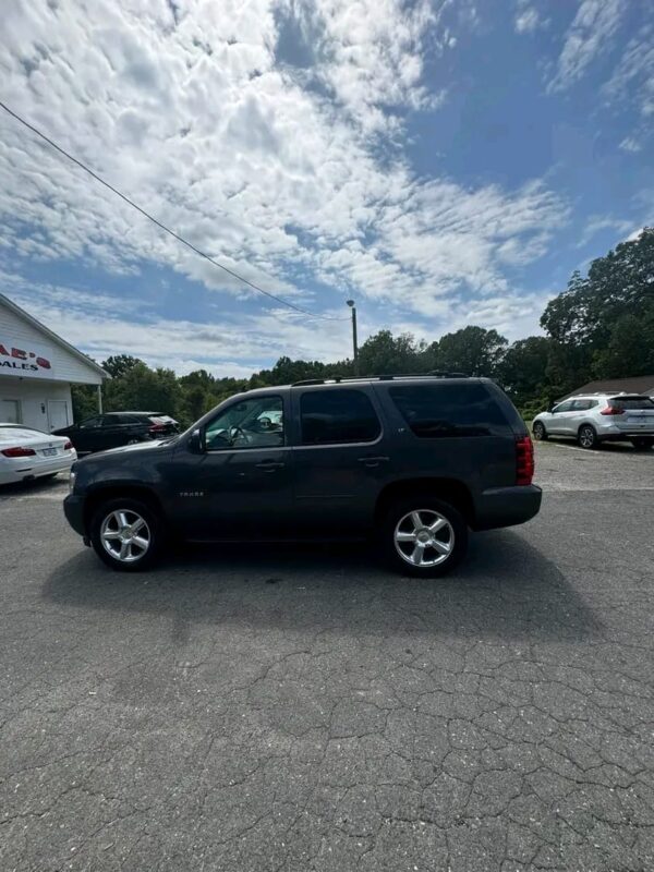 Clean title 2011 Chevy Tahoe LTZ 4WD 5.3L - Image 2
