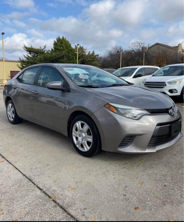 2015 Toyota Corolla LE Sedan - Image 4