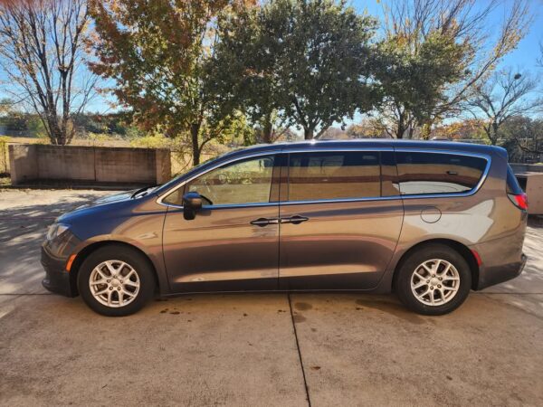 2018 Crysler Pacifica Touring Edition - Image 3