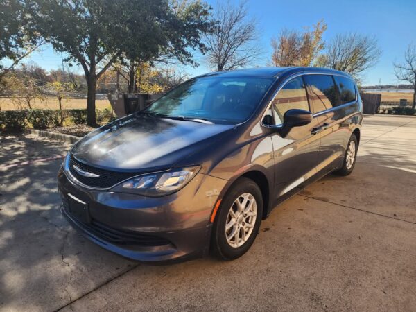 2018 Crysler Pacifica Touring Edition - Image 4