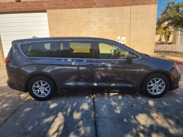 2018 Crysler Pacifica Touring Edition - Image 6