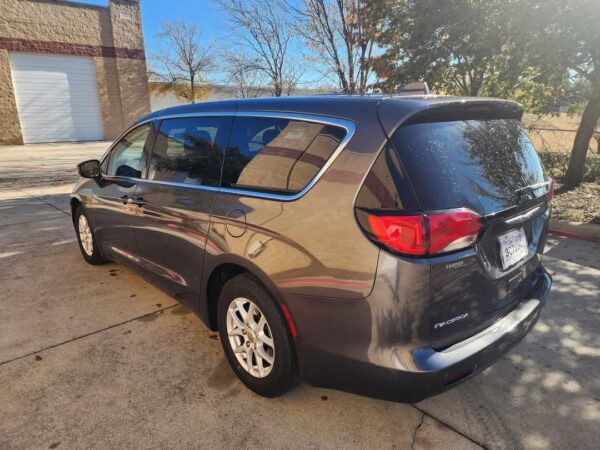 2018 Crysler Pacifica Touring Edition - Image 13