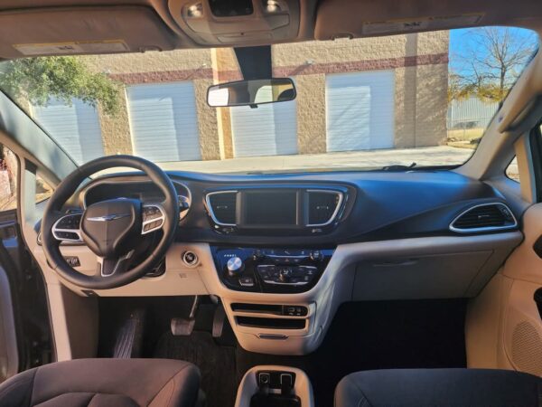 2018 Crysler Pacifica Touring Edition - Image 16