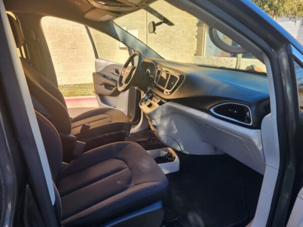 2018 Crysler Pacifica Touring Edition - Image 17