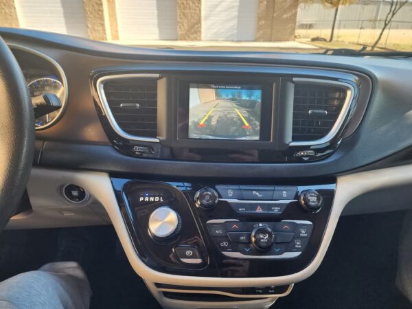 2018 Crysler Pacifica Touring Edition - Image 18