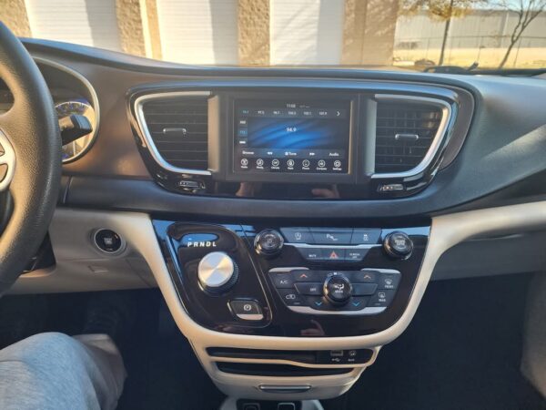 2018 Crysler Pacifica Touring Edition - Image 19