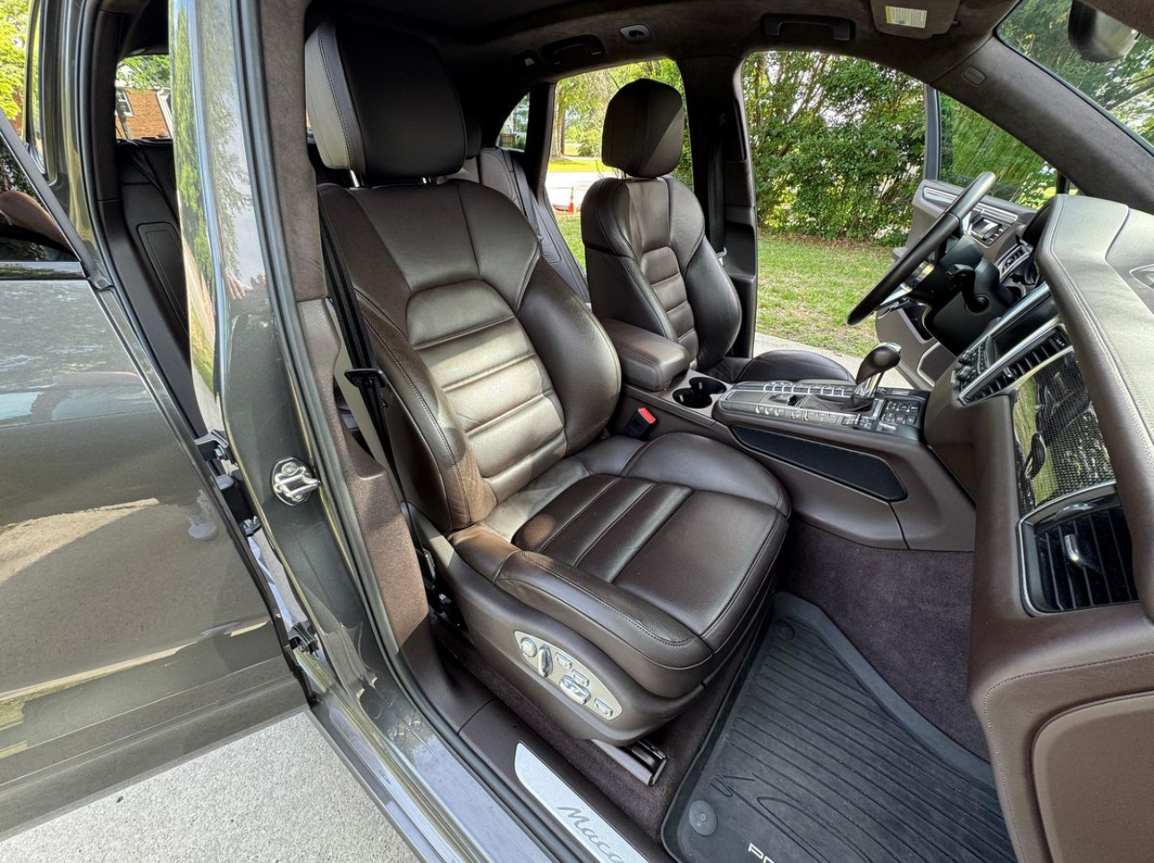 2015 Porsche Macan Turbo - Image 24