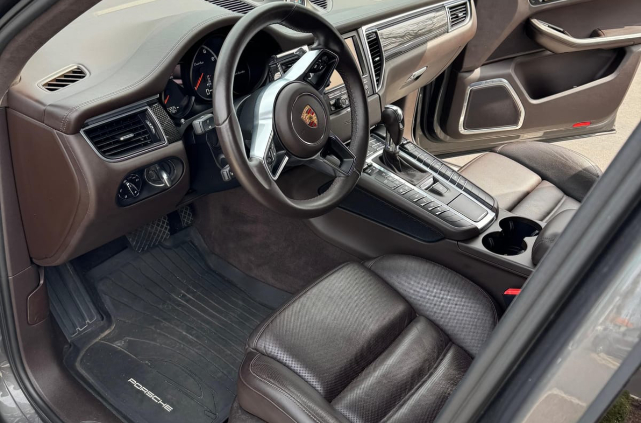 2015 Porsche Macan Turbo - Image 31