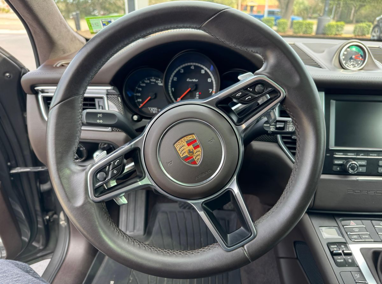 2015 Porsche Macan Turbo - Image 32