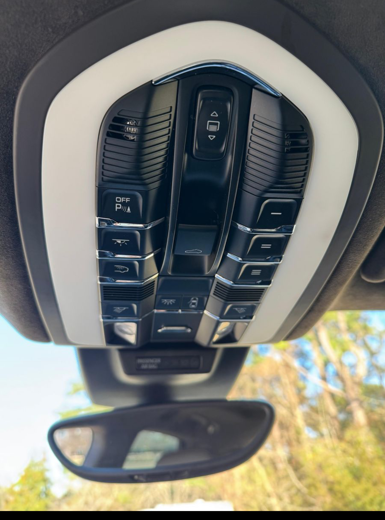 2015 Porsche Macan Turbo - Image 37