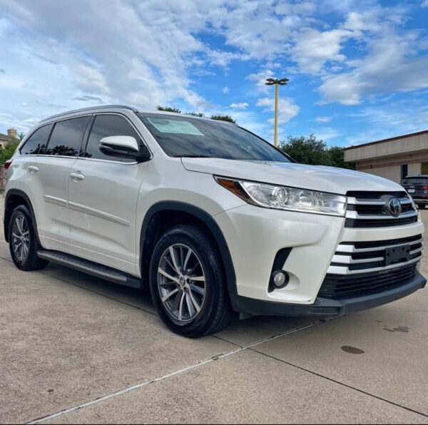 2017 Toyota Highlander · XLE Sport Utility 4D