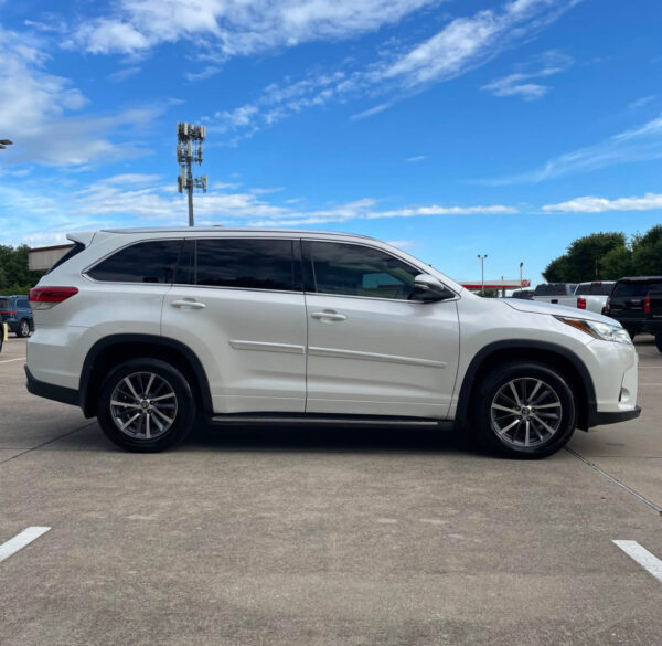 2017 Toyota Highlander · XLE Sport Utility 4D - Image 3