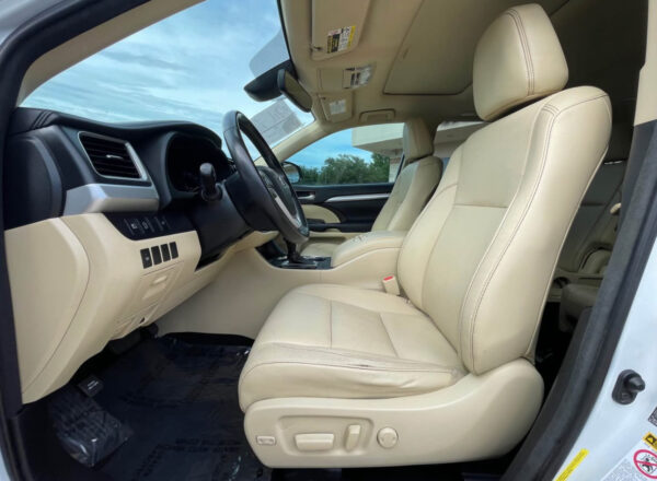 2017 Toyota Highlander · XLE Sport Utility 4D - Image 5