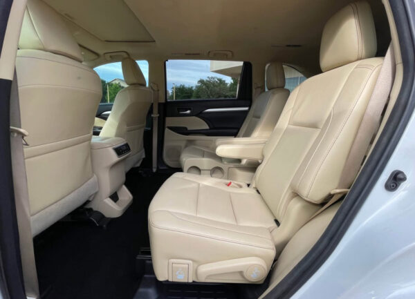 2017 Toyota Highlander · XLE Sport Utility 4D - Image 6