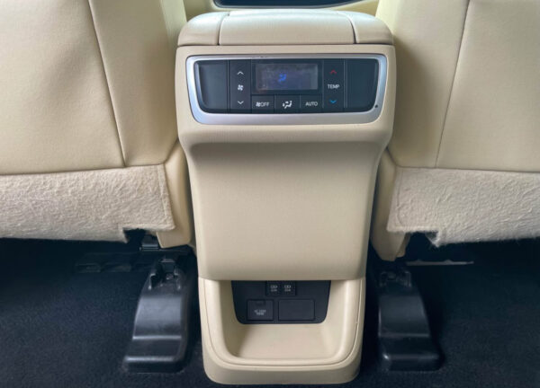 2017 Toyota Highlander · XLE Sport Utility 4D - Image 7
