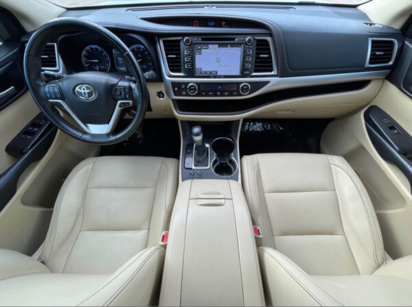 2017 Toyota Highlander · XLE Sport Utility 4D - Image 8
