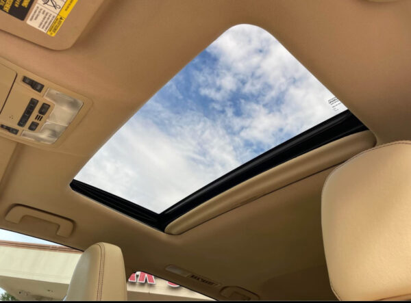 2017 Toyota Highlander · XLE Sport Utility 4D - Image 10