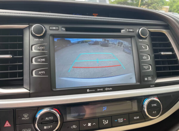 2017 Toyota Highlander · XLE Sport Utility 4D - Image 13