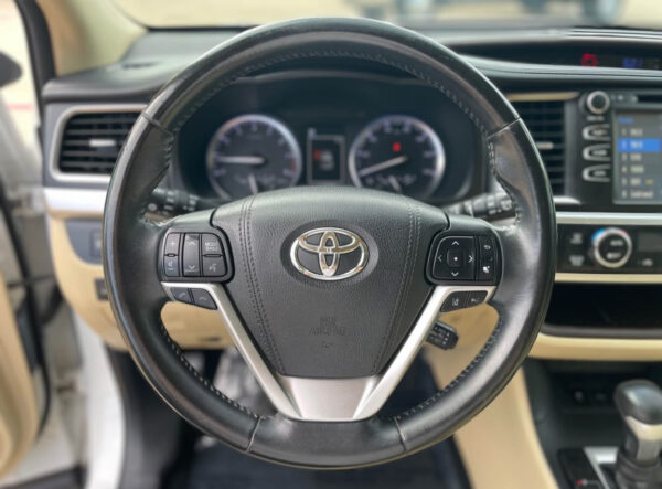 2017 Toyota Highlander · XLE Sport Utility 4D - Image 15